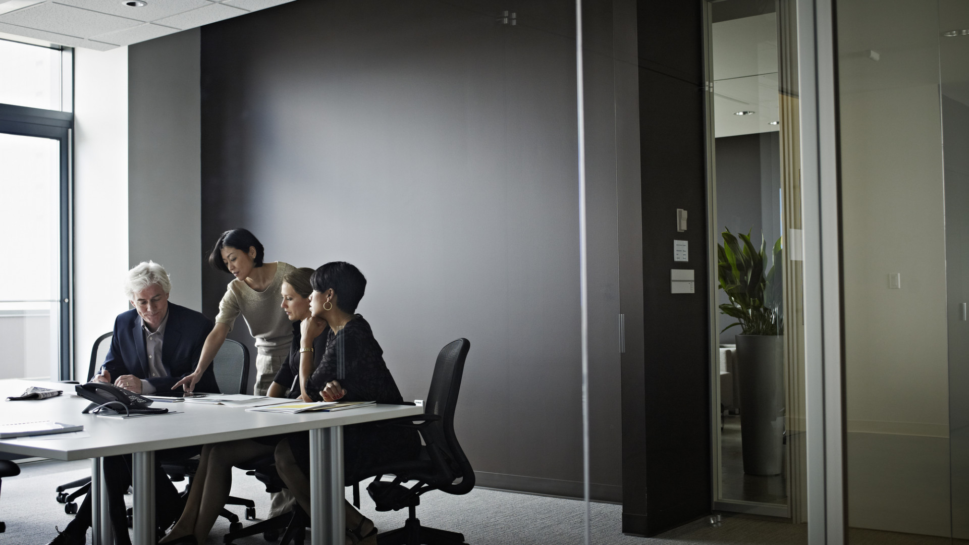 Túl kevés női és kisebbségi alkalmazott van a brit bankoknál, önkéntes kódexet vezetne be egy nemzetközi testület