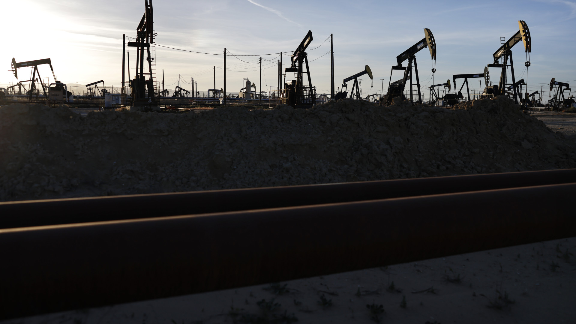 Elszálltak az olajárak, elbántak az amerikai tőzsdékkel