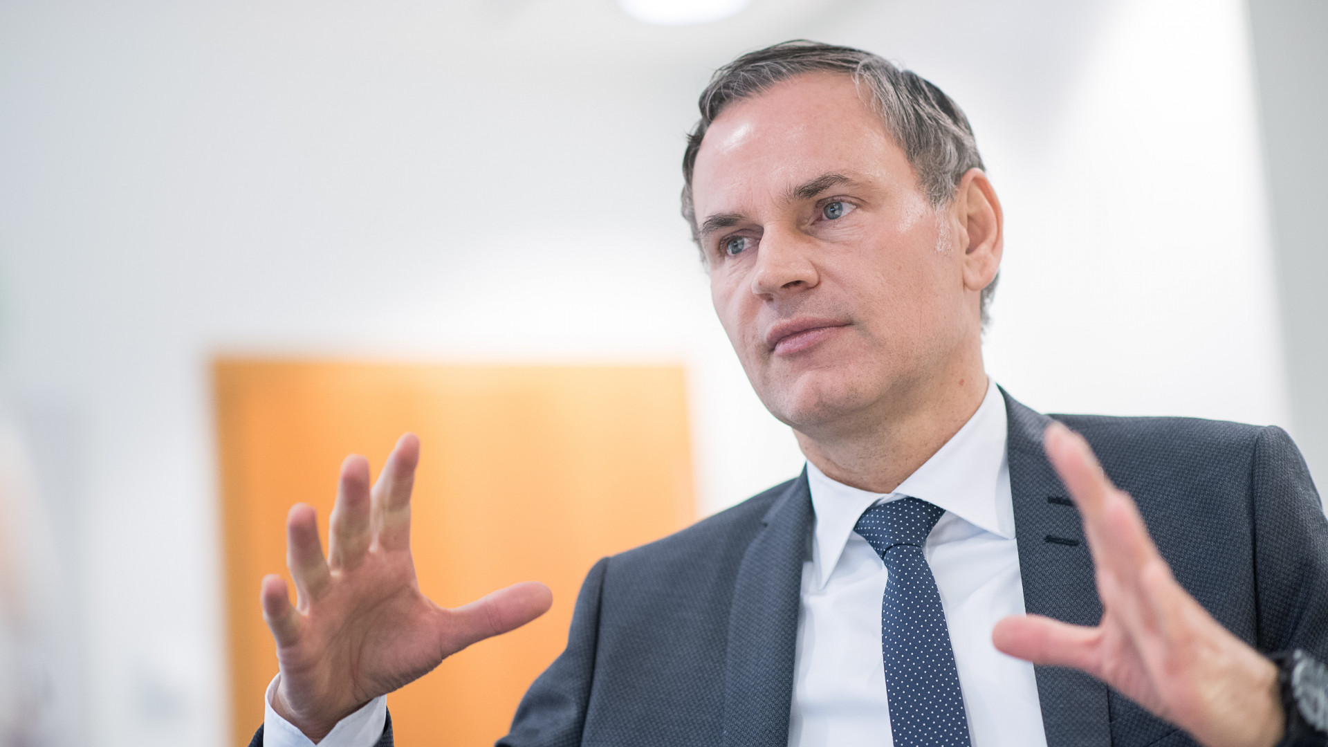 Nem elegek az elektromos autók, szintetikus üzemanyagokra esküszik a