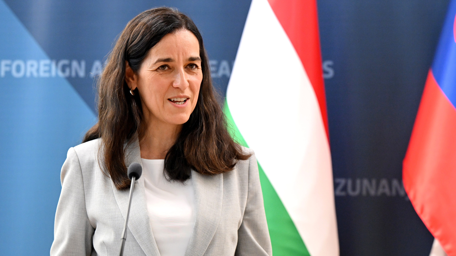 Dobozokban heverő és megsemmisített iratok: nagy erőkkel zajlik a magyar minisztérium átvilágítása