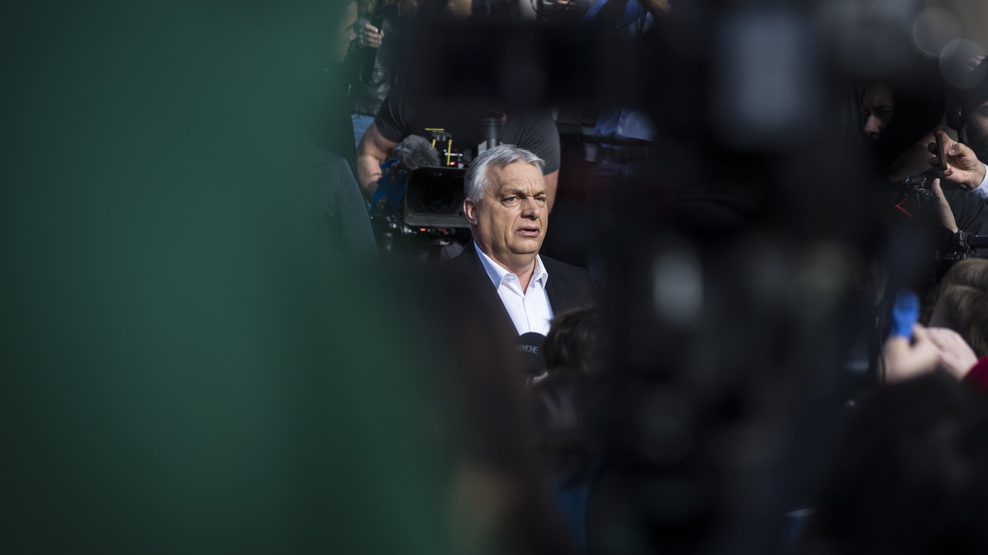 Ez vezetett Orbán Viktor bukásához – megszólalt a szélkakas milliárdosokról az amerikai professzor