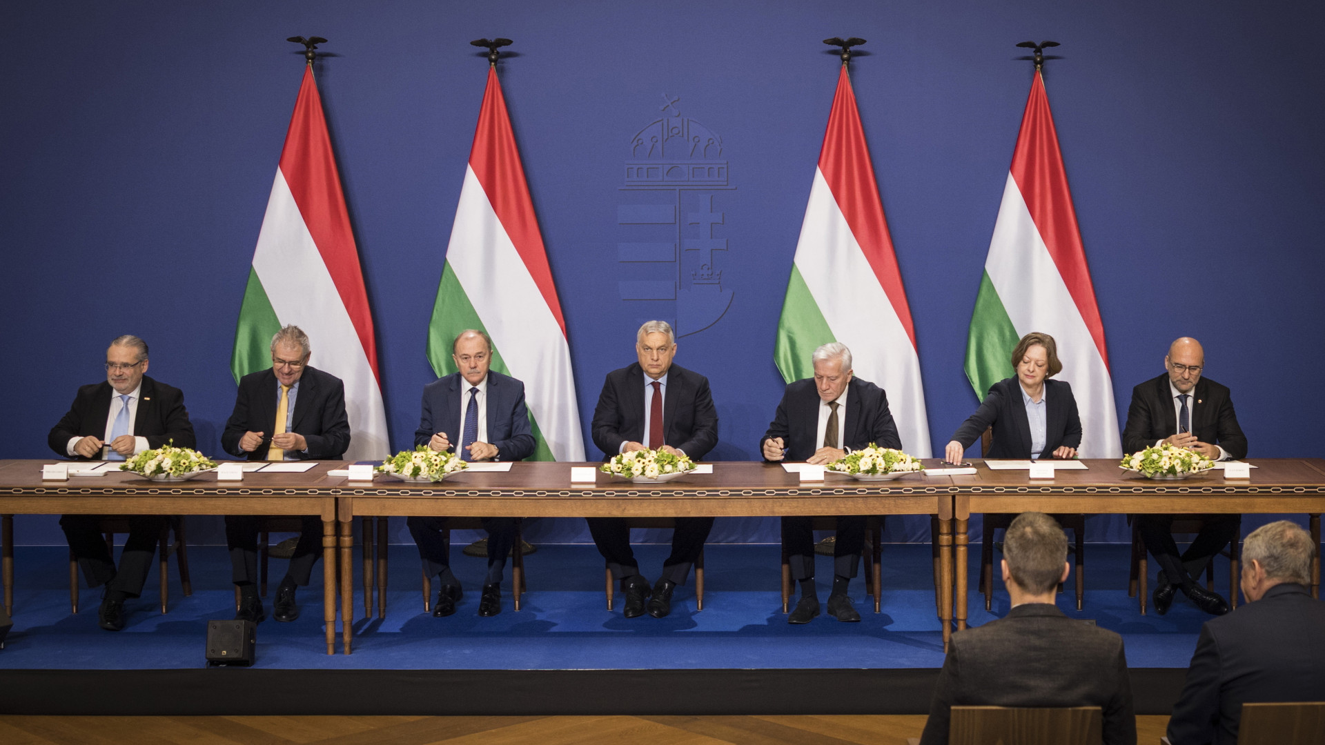 Itt A Nagy Bejelent S A 2026 Os Minim Lb Rr L Portfolio Hu Orban Viktor Minimalber Alairasa 792494 