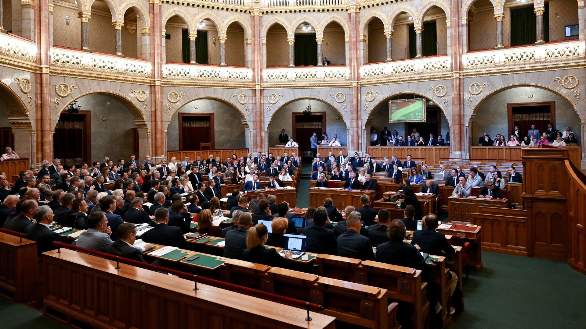 Szuperparlamentarizmus vagy jövőbeli aknamező? – Válságot is okozhat az Alaptörvény mostani formája