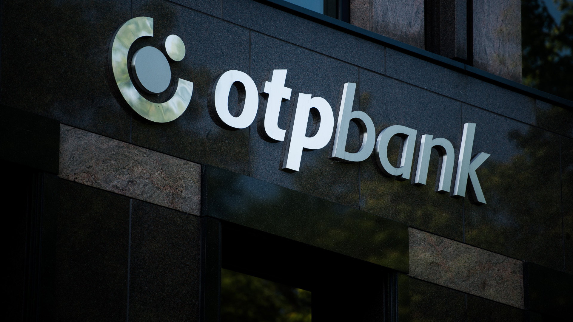 Jön a budapesti bálna, és belevesz az OTP-be