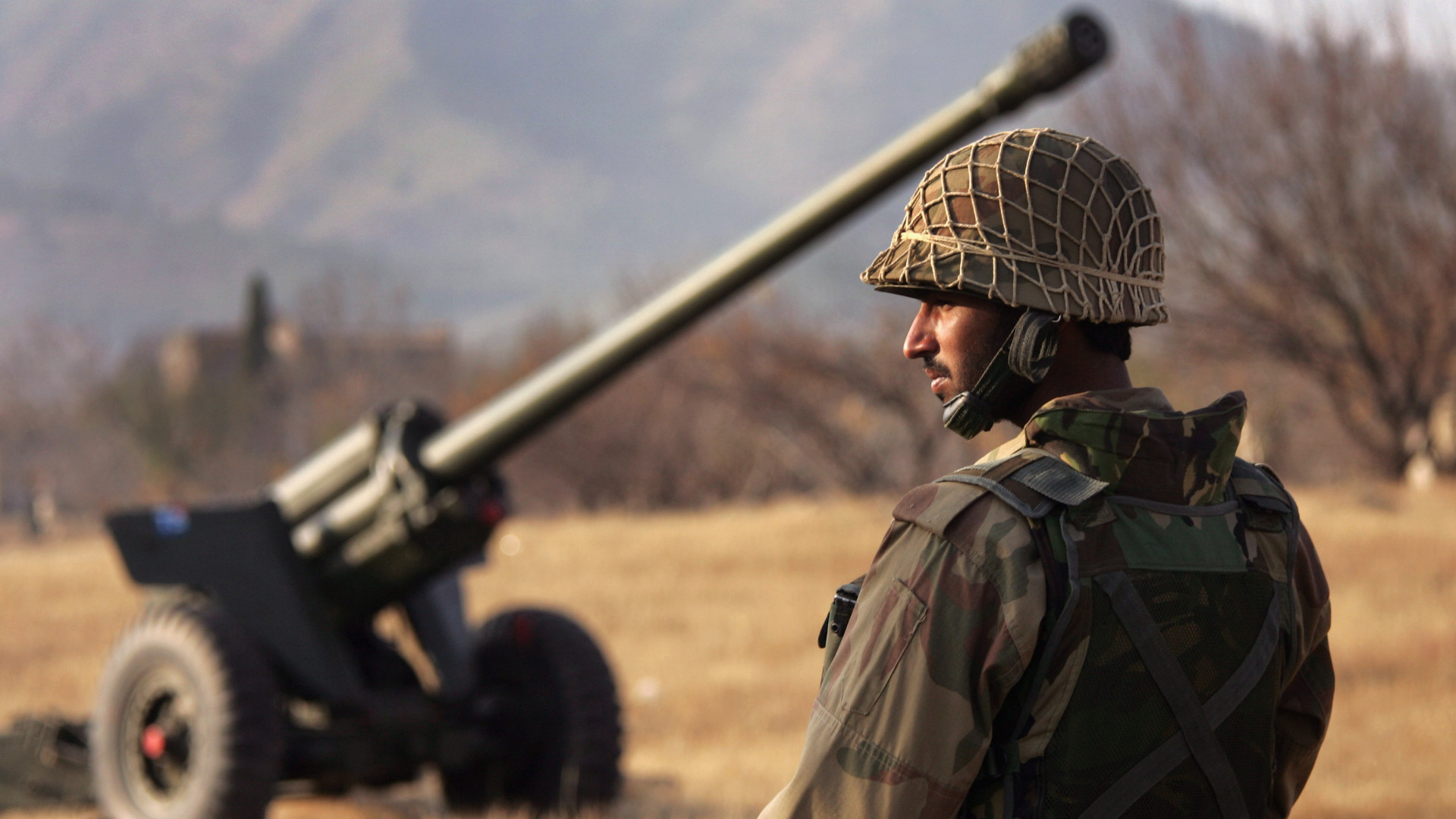 Összecsapások robbantak ki az atomhatalomban: katonai helikoptereket vetettek be