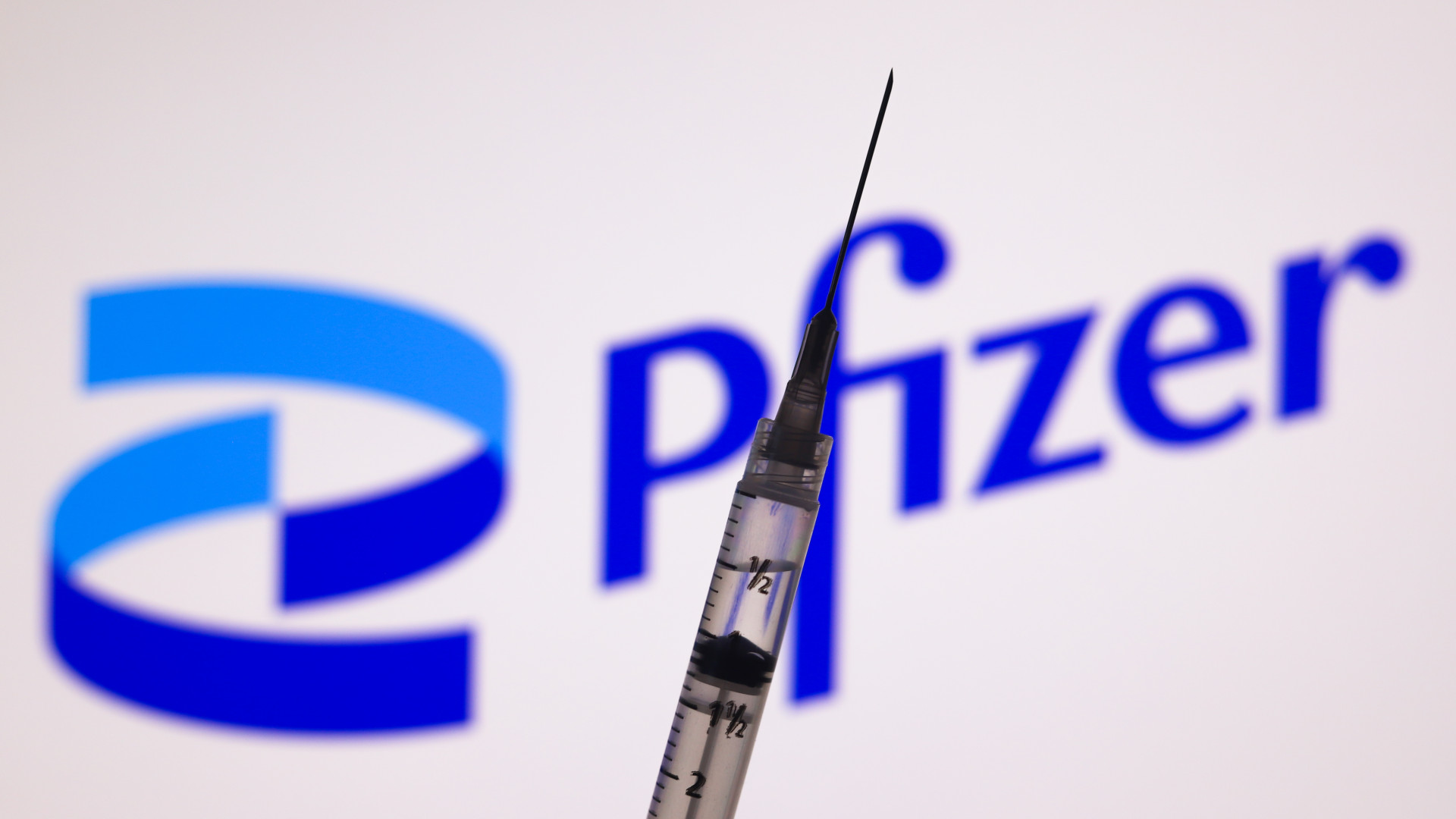 Váratlanul leállították a Pfizer új Covid-vakcinájának tesztelését – Meglepő dolog áll a döntés mögött