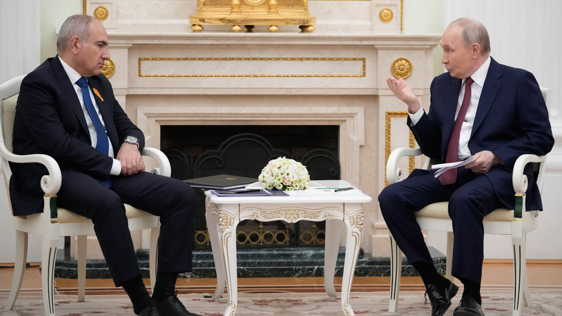 Kis országban készülődik a nagy összecsapás a Nyugat és Oroszország között – Trump, von der Leyen és Putyin is megtette tétjeit