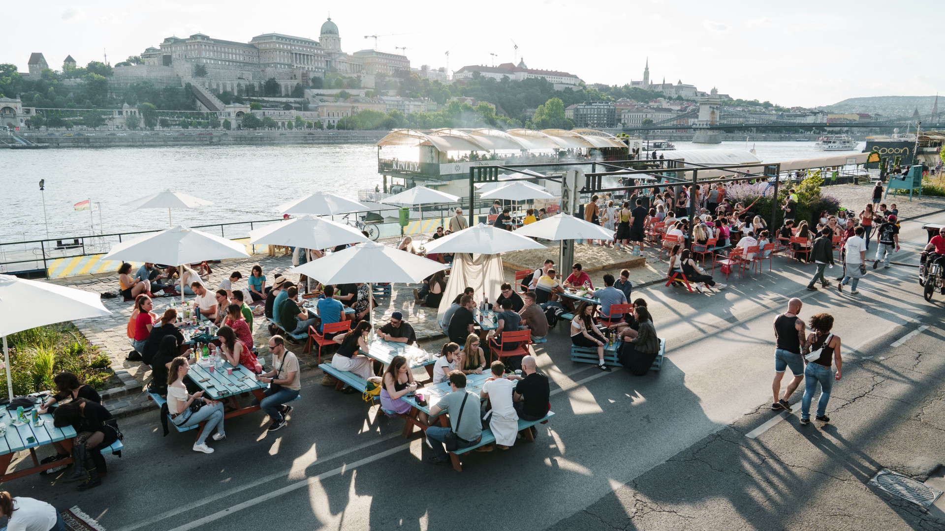 Indul a hétköznap esti rakpartozás Budapesten, de vannak, akik bírálják a főváros döntését