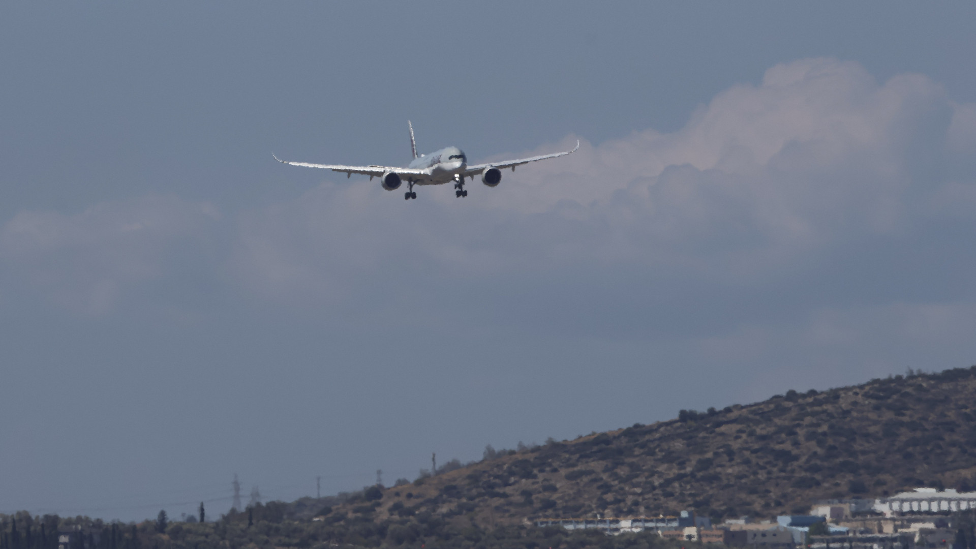 Keresztbe tettek a háborúk az utazásoknak: órákkal hosszabbodott a repülési idő