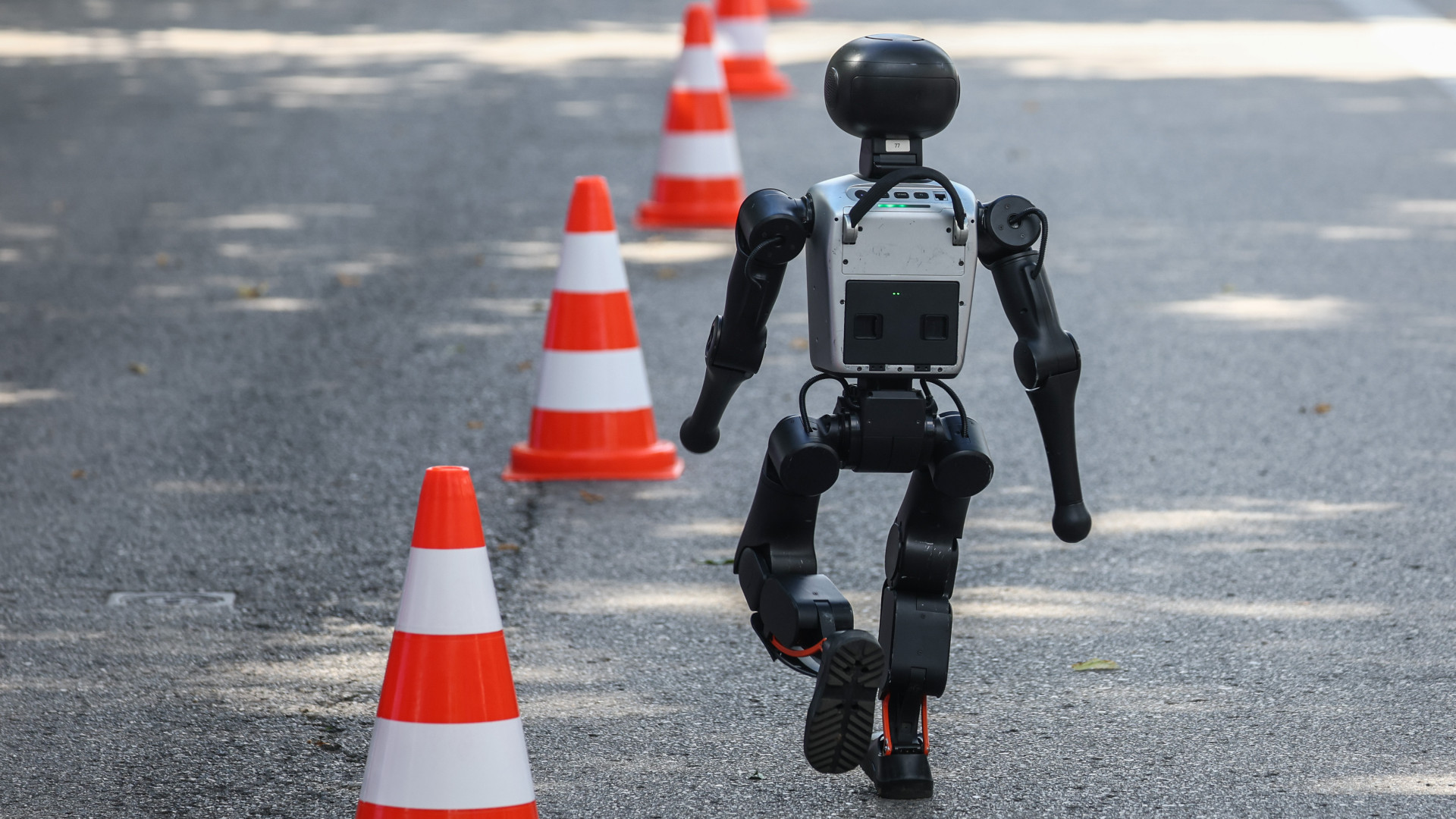 Mesterséges intelligencia ellen tüntető robotok lepték el az utcákat egy európai fővárosban