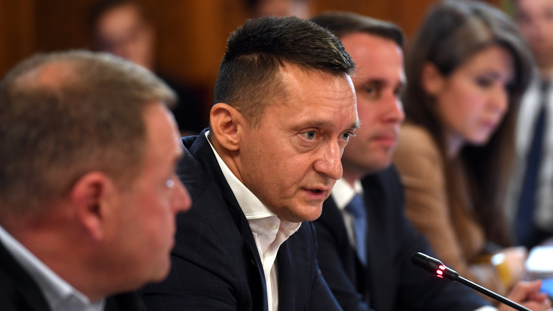 Hozzányúlna a kormány az állampolgárok adataihoz, még az alaptörvény módosítására is készek