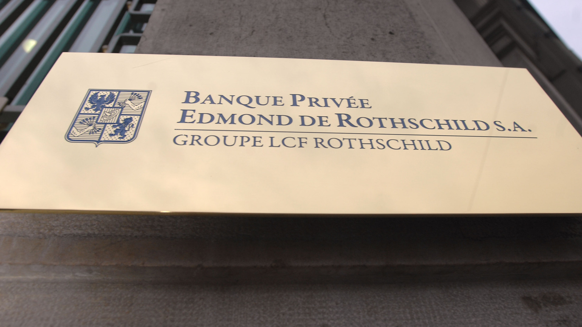 Razzia a Rothschildok bankjánál, "nagyon súlyos cselekményekről" beszél a külügyminiszter