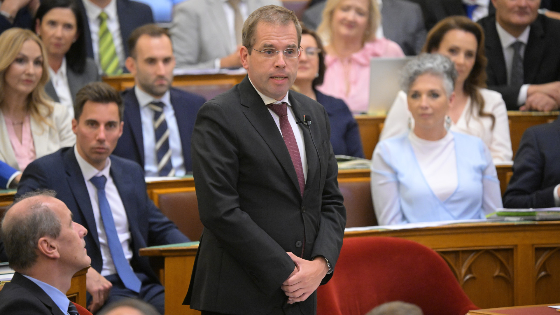 Újabb rendkívüli ülést hívnak össze: fontos változások jönnek a magyar iskolákban és az egészségügyben