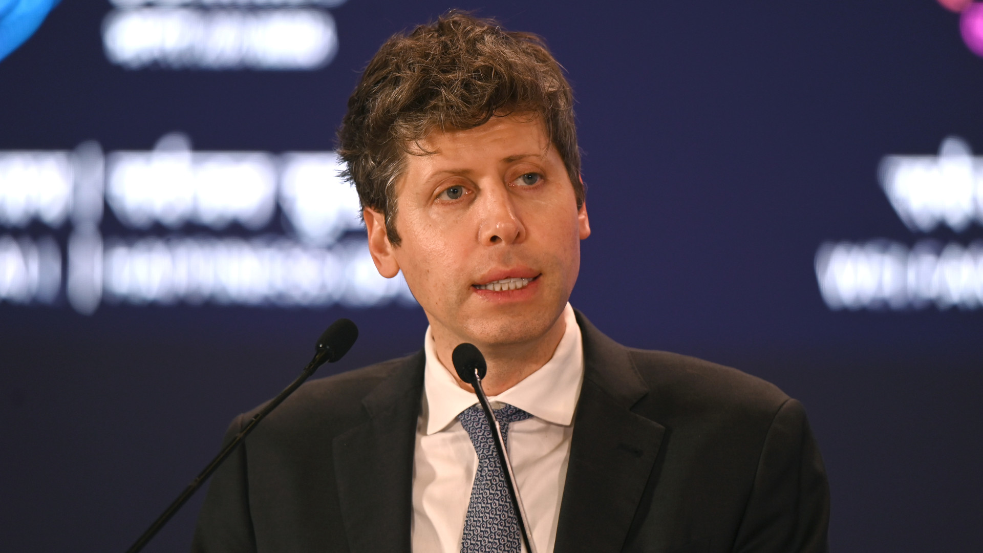 Egymásnak esett a két nagy AI-vállalat, Trump kegyeiért is versenyt futnak