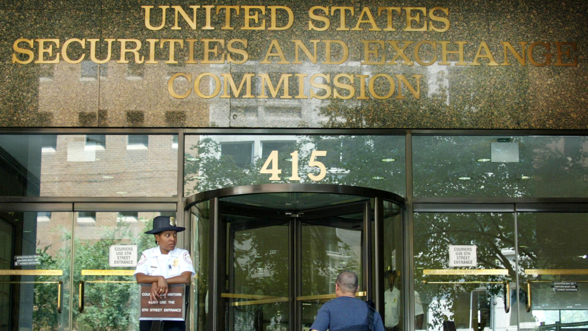 Felügyeleti dolgozók tömegei hagyják el a hajót Trump leépítési programja miatt