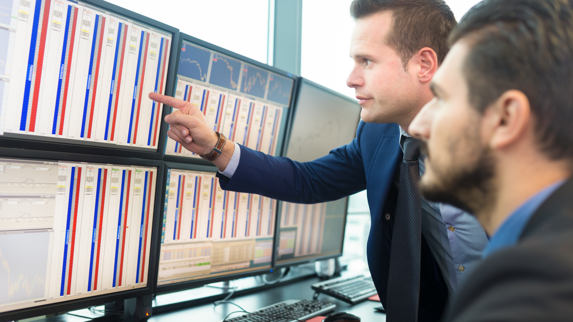 Kapkodjuk majd a fejünket, csak úgy záporoznak az adatok