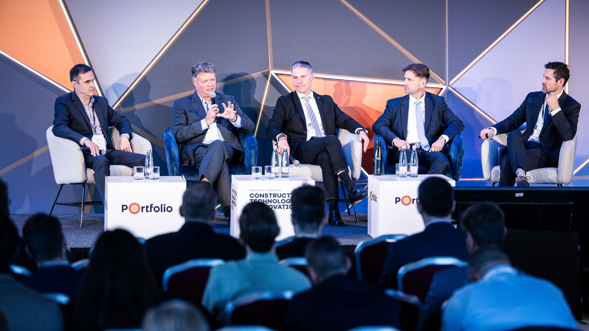 Parlament előtt a magyar építészetről szóló törvény