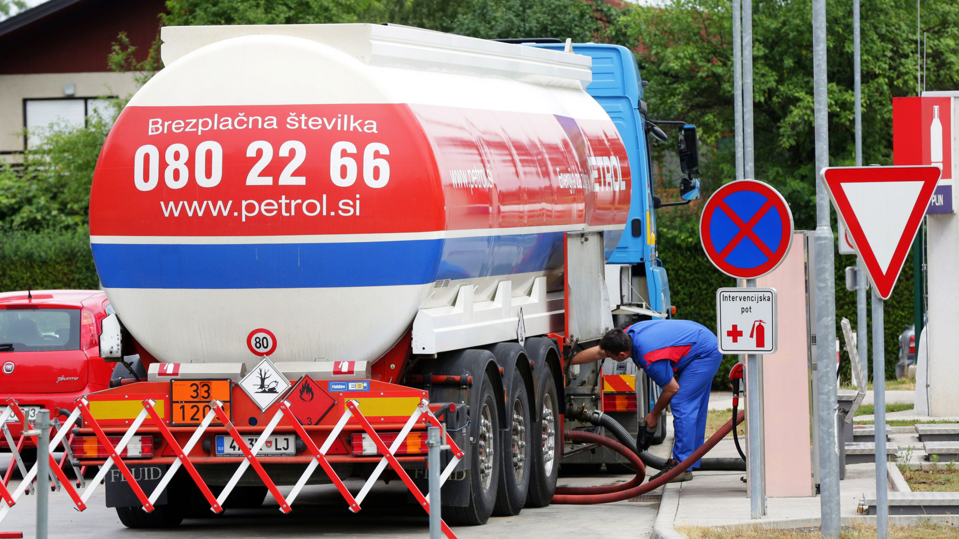 Felvételek: autópályán karambolozó tartálykocsi robbant fel Magyarország szomszédjában – Óriásiak a lángok