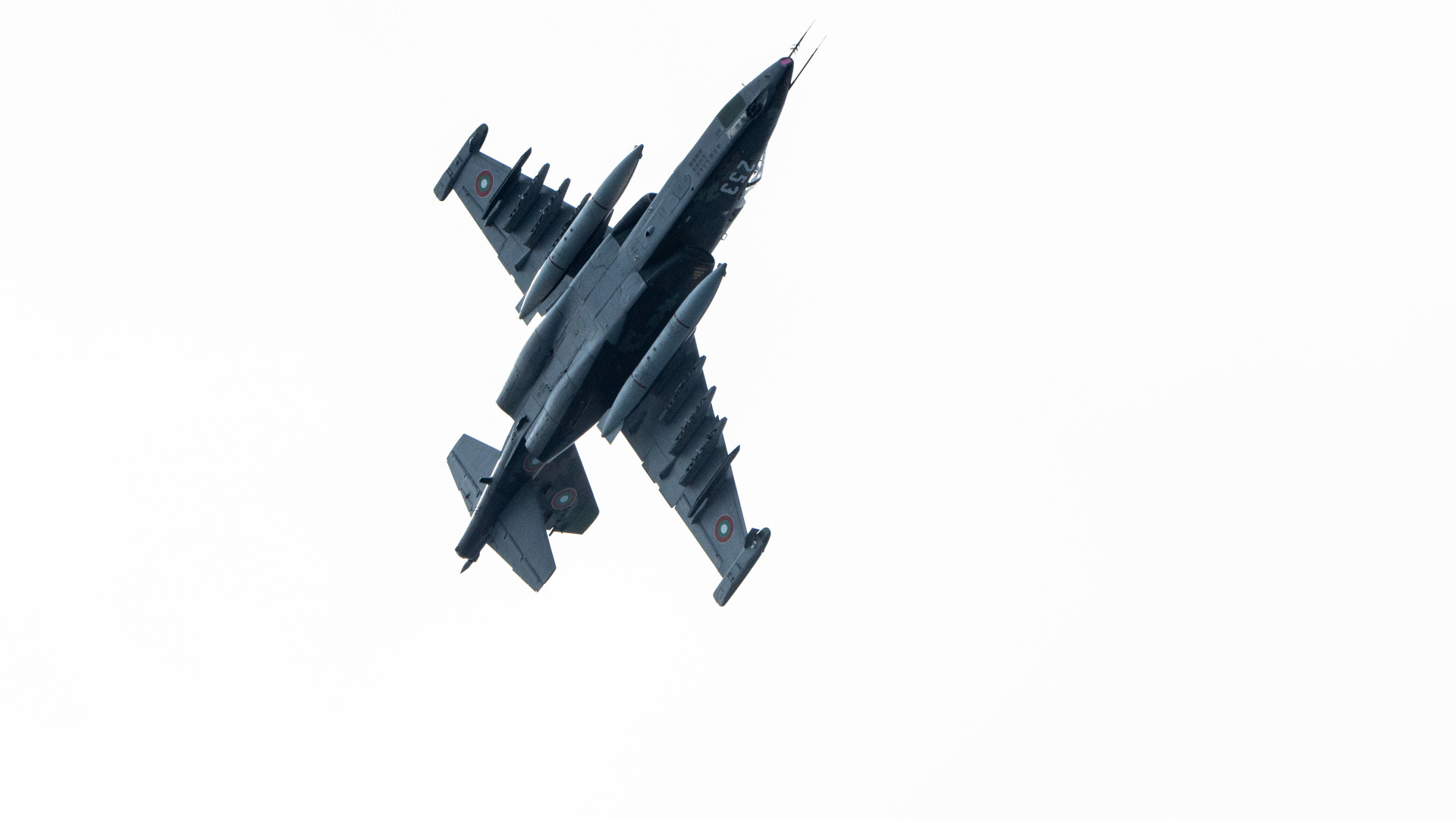 Ősrégi Szu-25-ös csatarepülőgépekkel villantott nagyot a világ legsötétebb diktatúrája: egészen furcsa dolgok jelentek meg – Forrás: Portfolio.hu