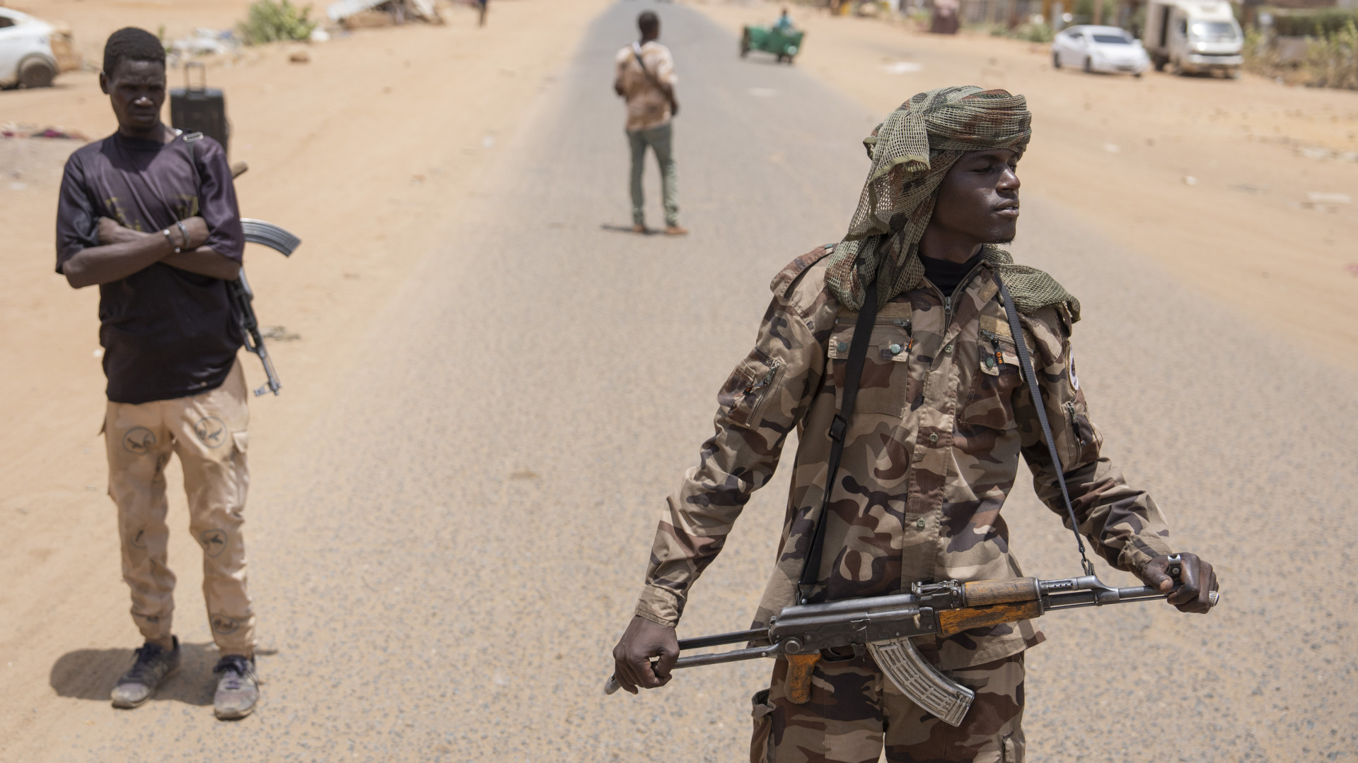 Brutális milícia kezében tűntek fel brit katonai eszközök, magyarázkodni kényszerült a kormány