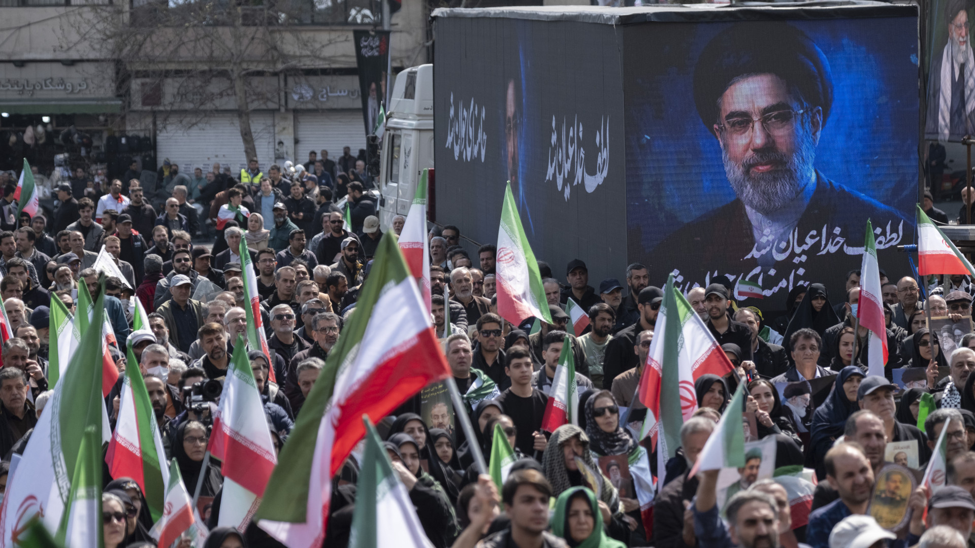 Irán folytatja a támadásokat, hét ország elítélte a Hormuzi-szoros lezárását