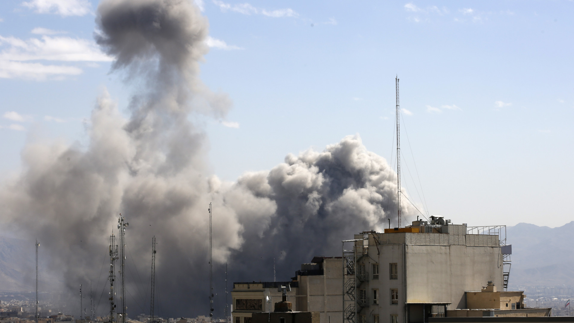 Háborús felvételek: szétbombázzák Iránt a szövetségesek – Masszív támadás alatt a 9 milliós nagyváros