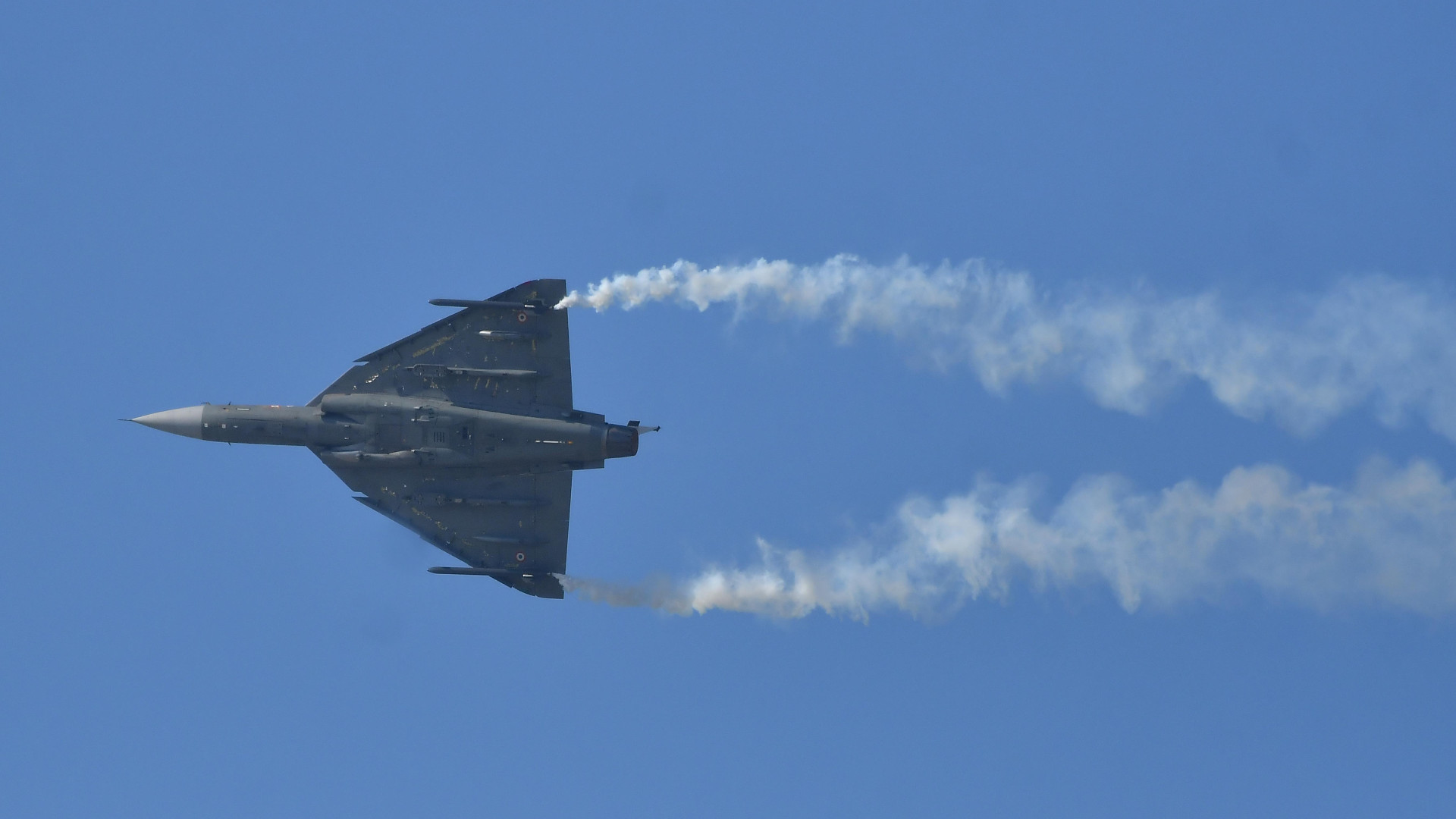 Katasztrófa a légibemutatón: földnek csapódott a Tejas vadászgép