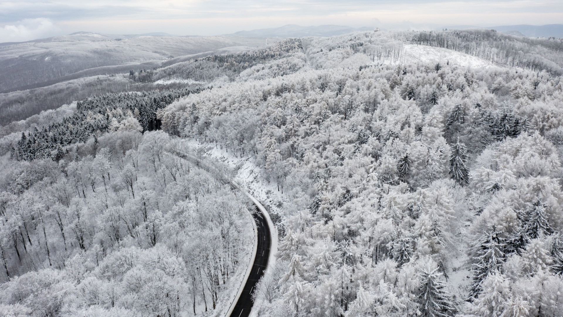 Kiadták a kettes szintű figyelmeztetést: ónos eső tarolhat le több vármegyét holnap