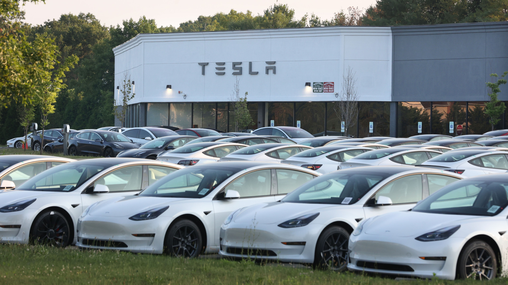 Így vizsgázott az önvezető Tesla esőben Budapesten: az amerikai diplomata is kipróbálta a jövő technológiáját