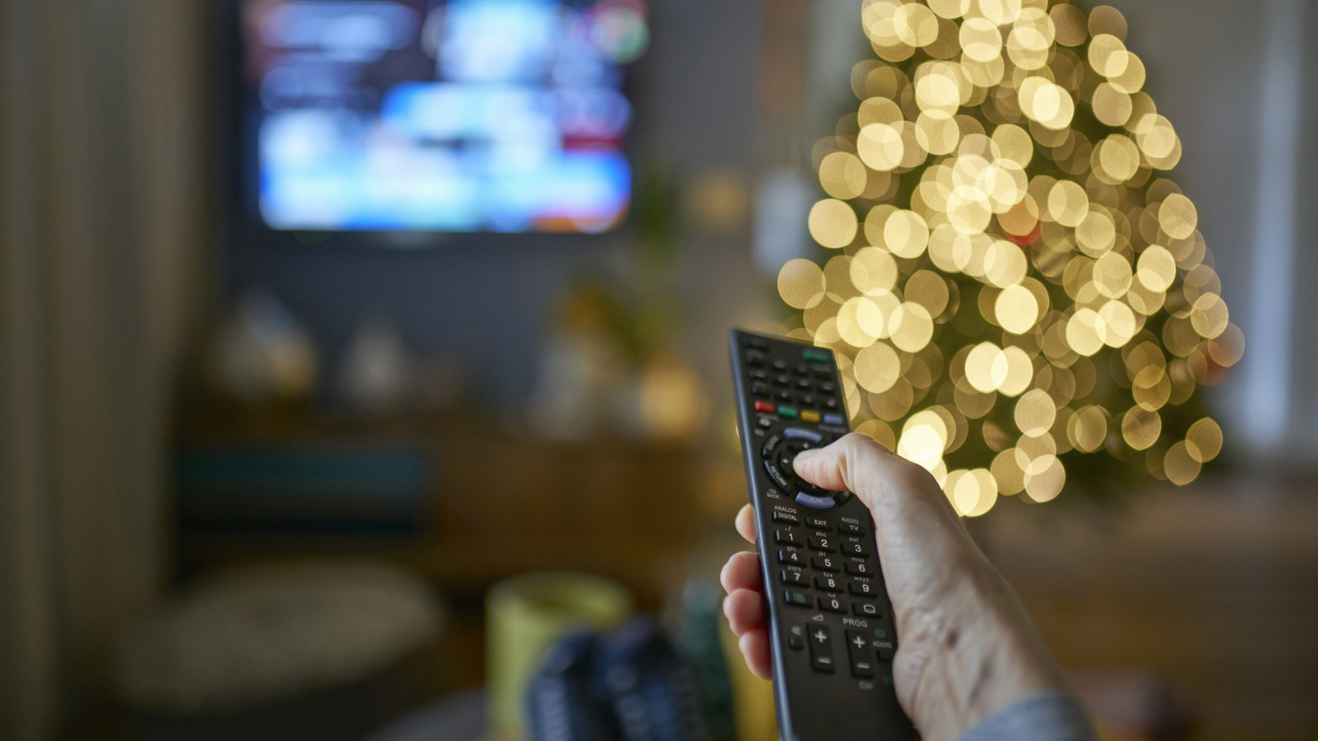 Minden eddiginél többet tévéztek és neteztek a magyarok az ünnepek alatt – Forrás: Portfolio.hu