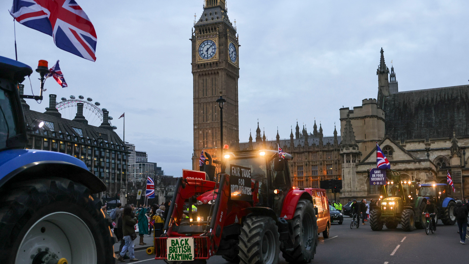 Ritka felvételek: traktorok lepték el London belvárosát