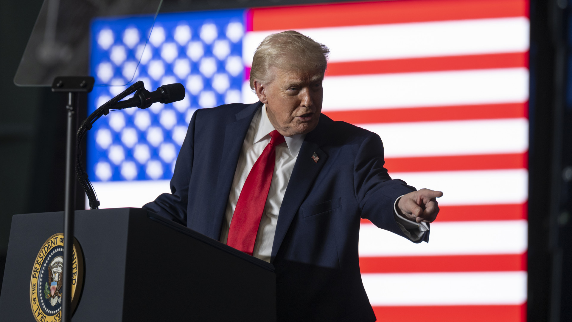 Trump beton tömböt öntött a kormánya lábára, most mélyvízbe dobná a Republinákus Pártot