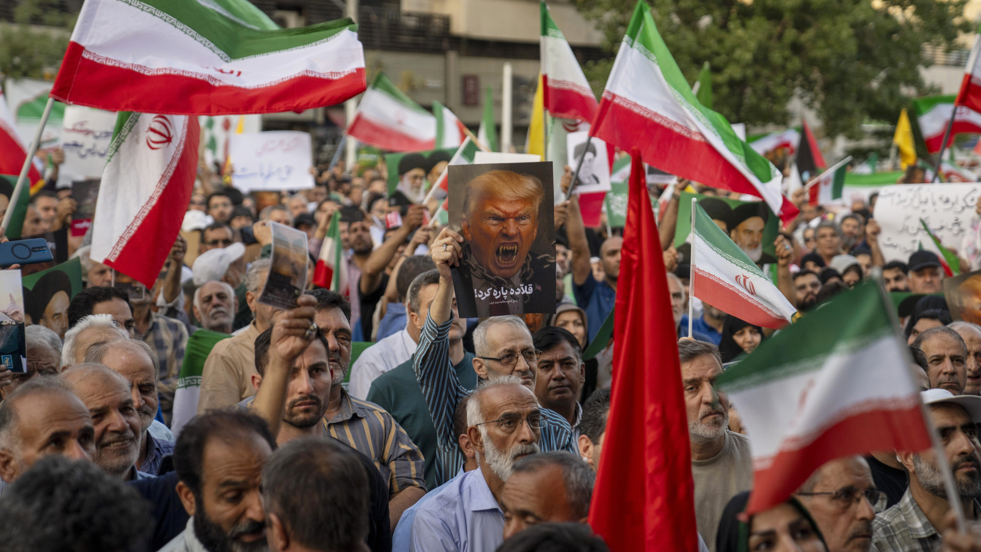 Bekövetkezett, amitől sokan féltek: Irán legfőbb vezére pontról pontra szétszedte a béketervet - Trump minden követelésére nemet mondott