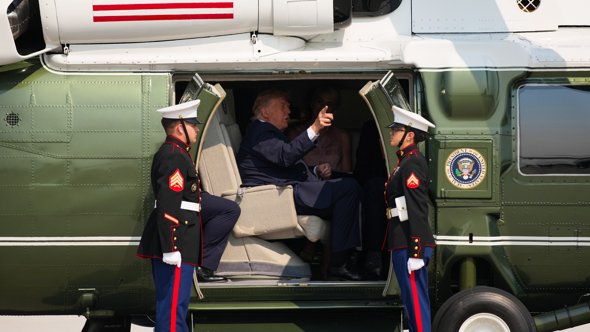 Rendkívüli incidens történt Donald Trump helikoptere körül, az elnök is a fedélzeten volt