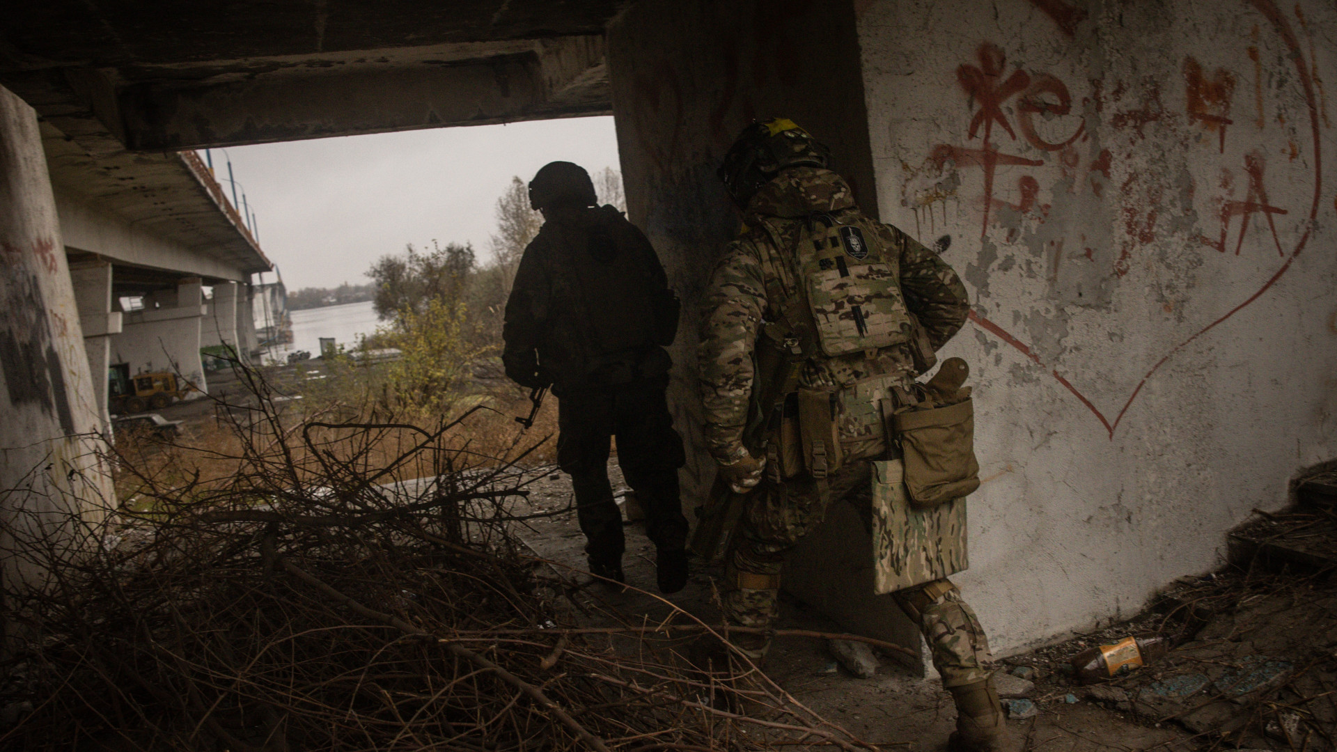 Trükkös megoldással pusztították el a masszív hidat: bevetették a brit Malloy T-150-est