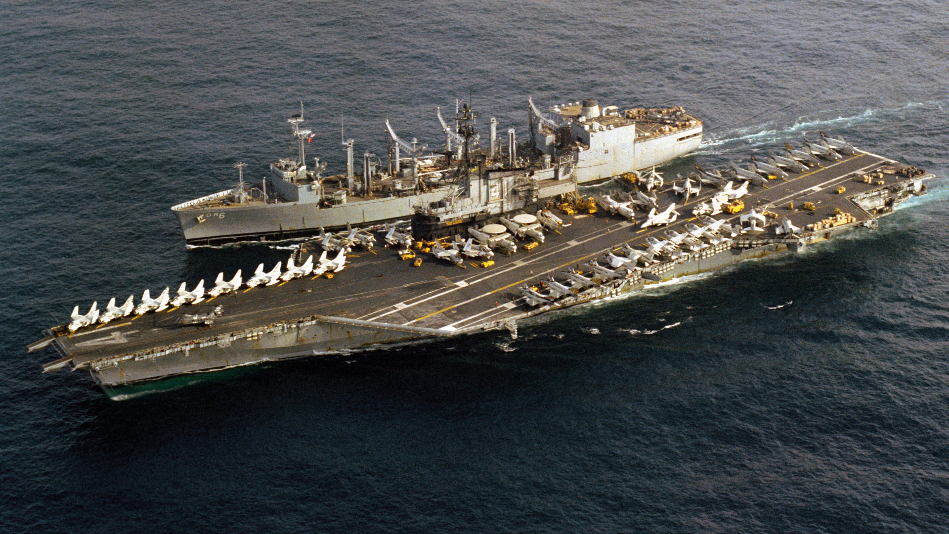 Videón a bizarr baleset: nekiment egy hajó a USS Midway repülőgép-hordozónak – Forrás: Portfolio.hu