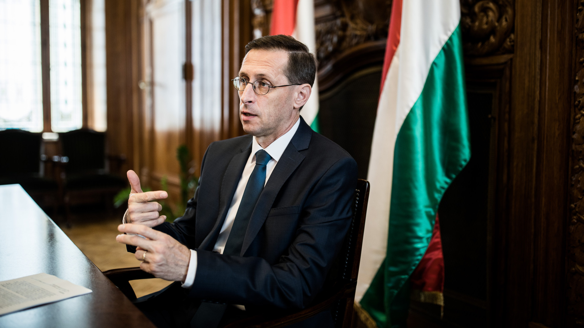 Meghatározó adóváltozásokra készül a kormány, sorjáznak a döntések a héten