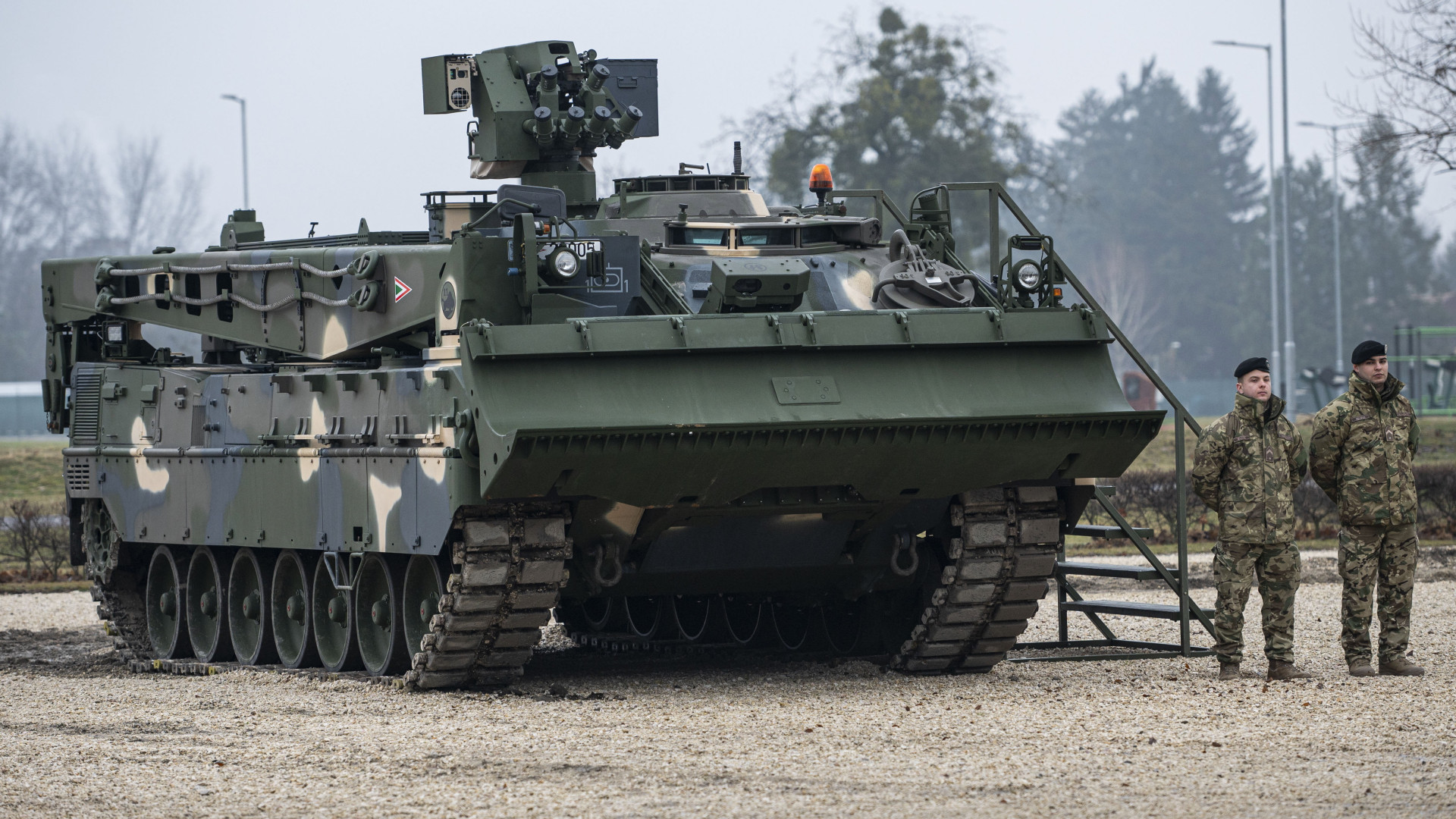 Képek: olyan súlyos balesetet okozott a havazás, hogy honvédségi Wisentet kellett bevetni