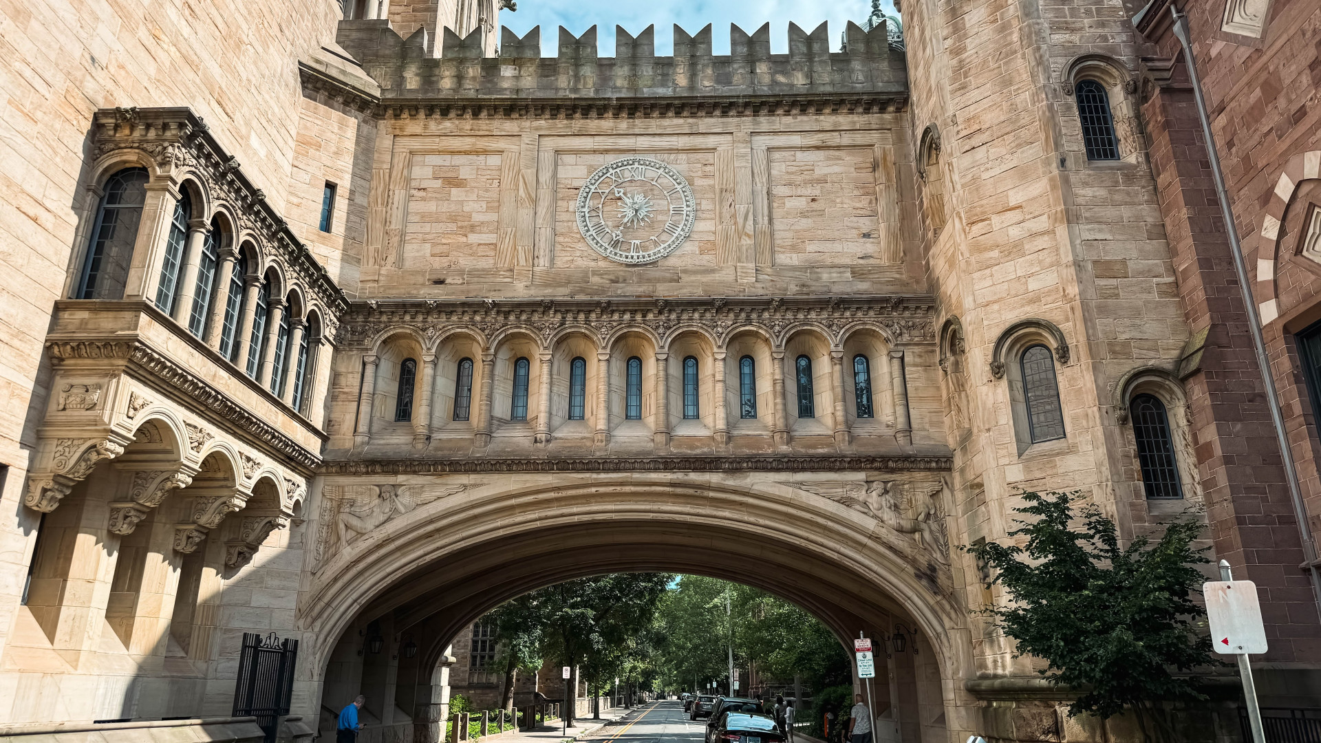 Duzzad az amerikai egyetemek adóssága, a bankok nagy örömére