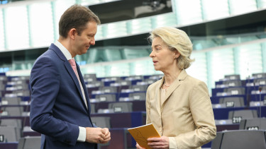 Meghátrálásra kényszerítették Ursula von der Leyent, zátonyra futott a mesterterve