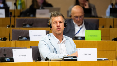 Maratoni egyeztetésre készül Magyar Péter a Bizottság küldötteivel