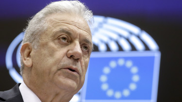 Elfogatóparancsot adtak ki az EU volt migrációs biztosa ellen