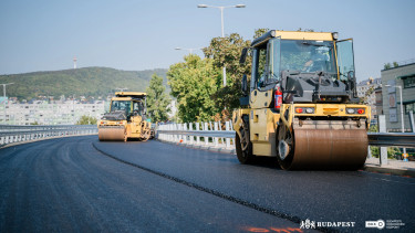 Közel a befejezés: iskolakezdésre megnyitják a forgalom előtt a fontos fővárosi felüljárót