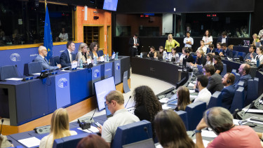 Muresan: Musk, Bezos és Zuckerberg cégeit is megadóztatjuk, mielőtt az európai polgárok forrásait csökkentenénk