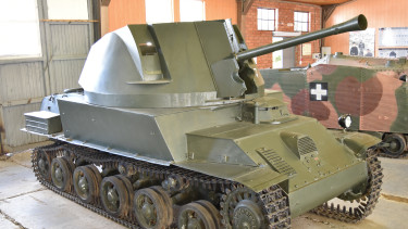 Multifunkciós csodafegyver lett volna a furcsa magyar páncélos, de csúnya felsülés lett a vége