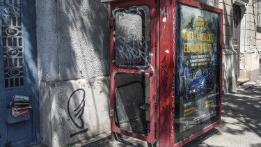 Döntött Budapest: búcsút inthetünk az éktelenkedő fülkéknek