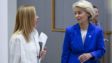 Előre megdézsmálná az uniós forrásokat Ursula von der Leyen, hogy átvigye a mestertervét