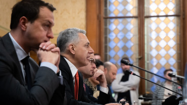 Lázár János kedvezményeket jelentett be az autópálya-matricáknál