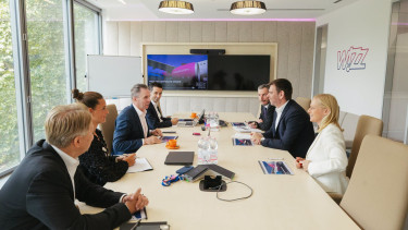 Vitézy Dávid leült a Wizz Air vezérével és világossá tette, hogy a kormány elvárja a szigorú szabályok betartását