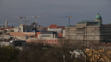 Közlekedési és Beruházási Minisztérium: nem vonulhatnak le azonnal a Budai Várból a kivitelezők
